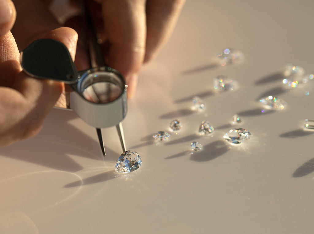 איך מנקים מוסאנייט באופן טבעי: המדריך המלא לתכשיט נוצץ ובוהק