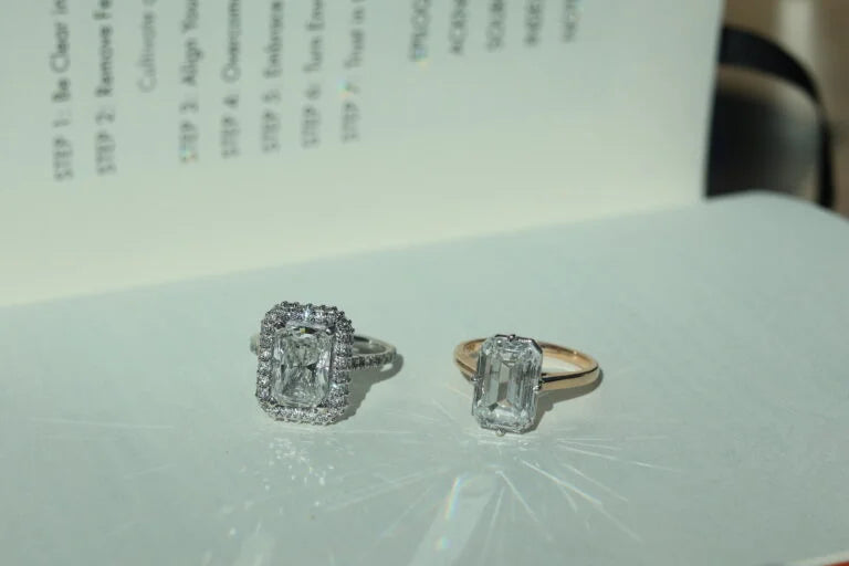 מה זה יהלום מלח ופלפל? המדריך המלא לתכשיט הייחודי שלך