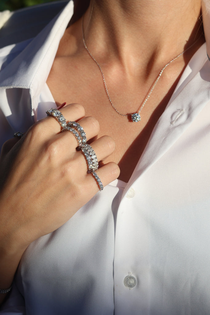 המדריך המלא לקניית טבעת אירוסין באינטרנט | 2025