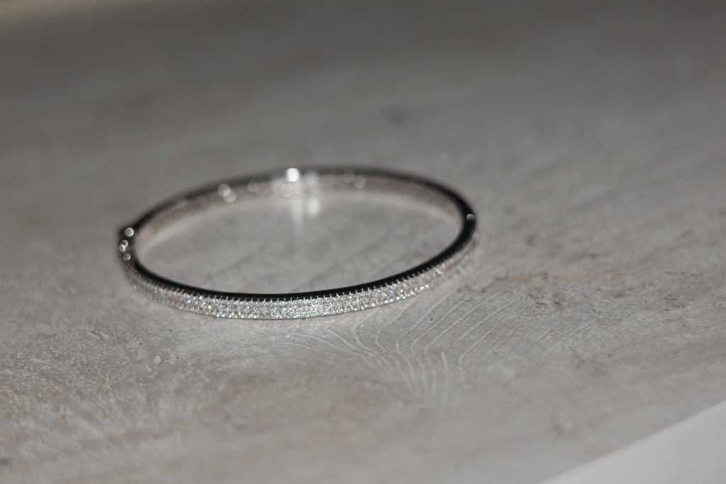 המדריך המלא: כל מה שצריך לדעת על צמיד יהלומים בעבודת יד