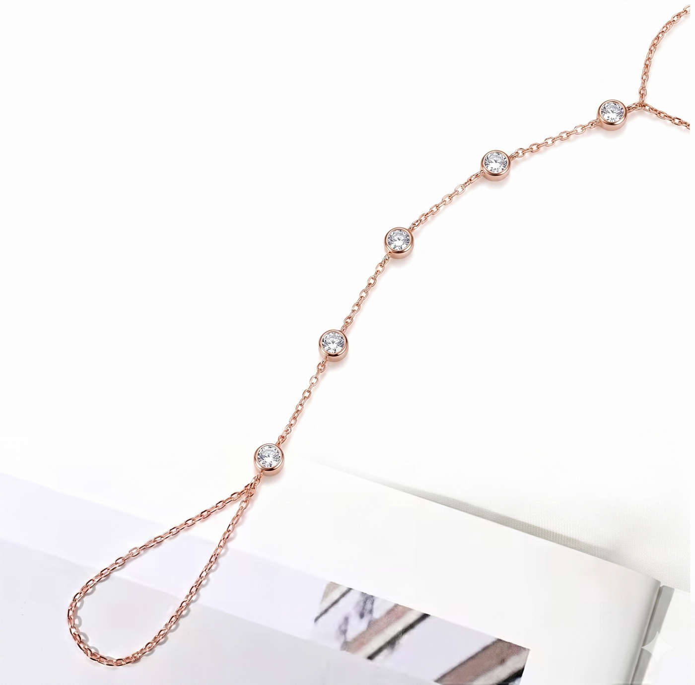 צמיד טבעת עיגולים · Round Bezel Hand Chain