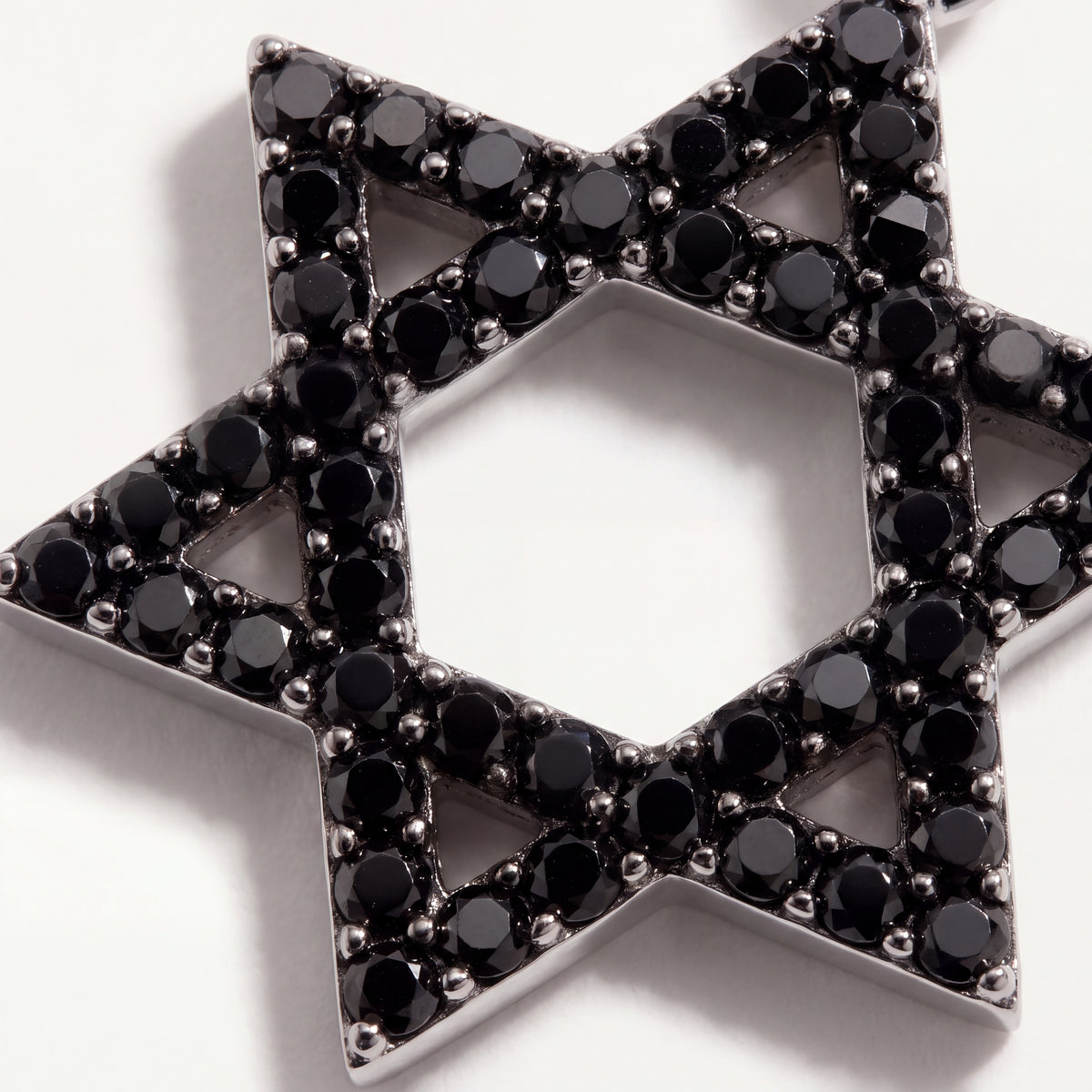 תליון מגן דוד אבנים שחורות · שרשרת עדינה