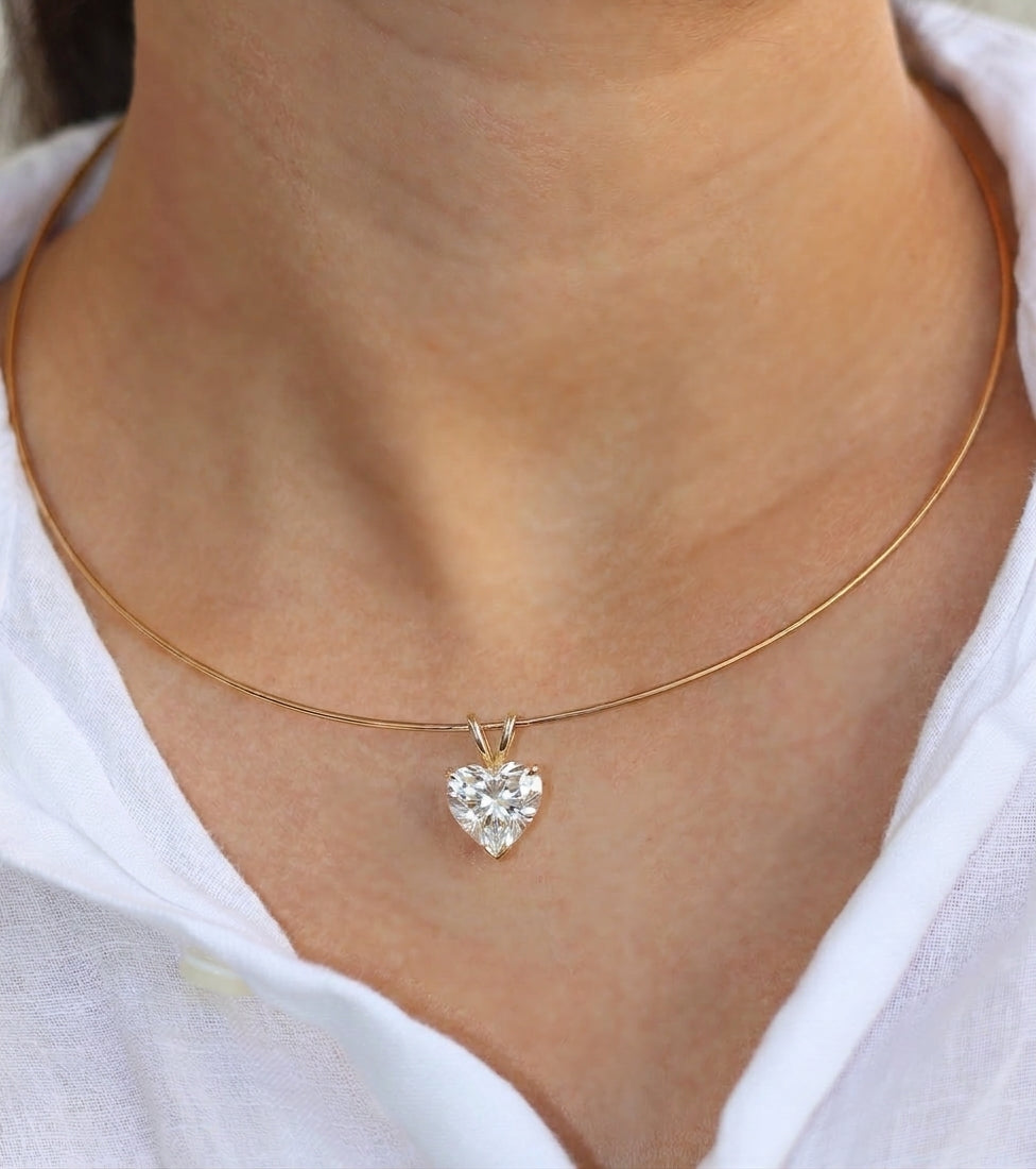 שרשרת קשיחה עם תליון לב · Heart Choker