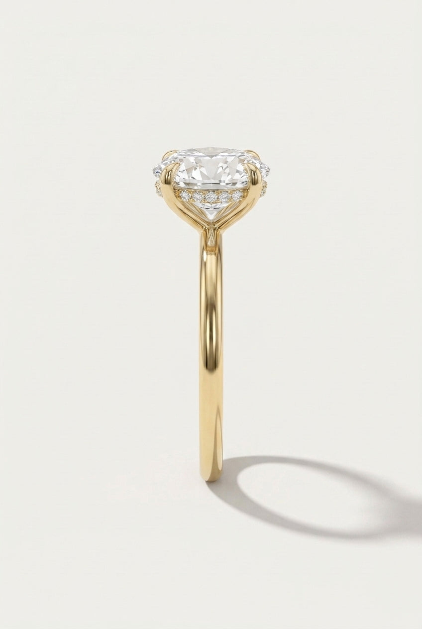 טבעת אירוסין סוליטר אובל 2 קראט — בנד דק עם הילה נסתרת