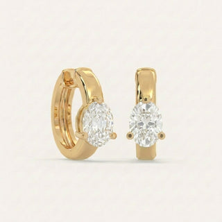 עגילי Oval Solitaire Huggie · 2 קראט כל צד