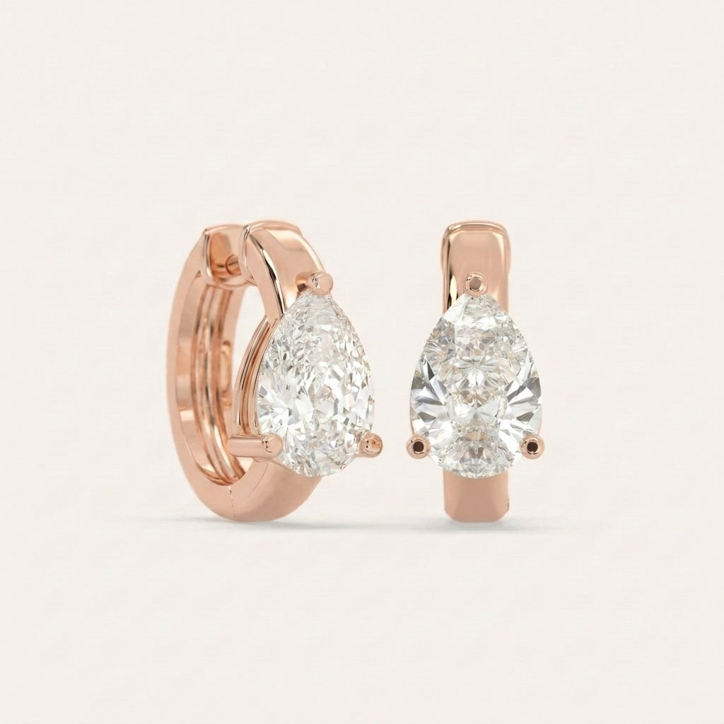 עגילי Pear Solitaire Huggie · 2 קראט כל צד