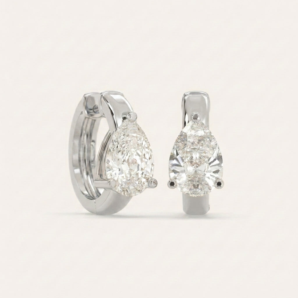 עגילי Pear Solitaire Huggie · 2 קראט כל צד
