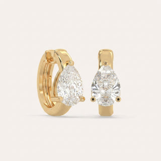 עגילי Pear Solitaire Huggie · 2 קראט כל צד