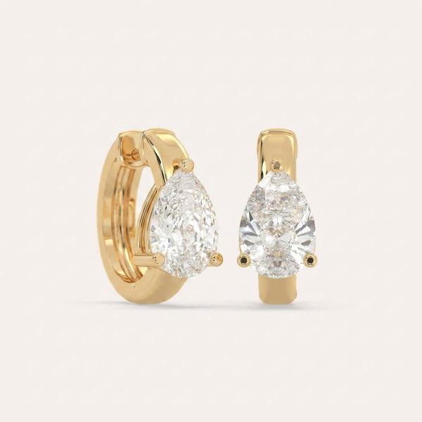 עגילי Pear Solitaire Huggie · 2 קראט כל צד
