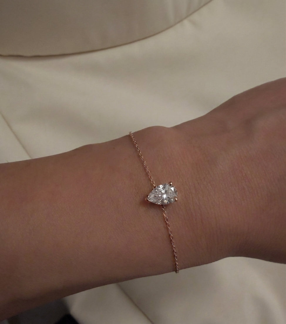 צמיד טיפה 2 קראט · Single Pear Bracelet
