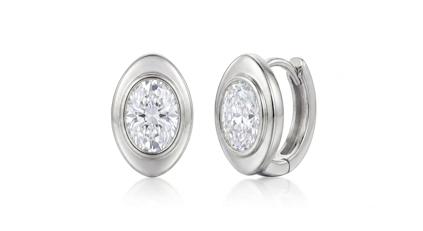 עגילי Huggie אובל · Oval Bezel Huggie